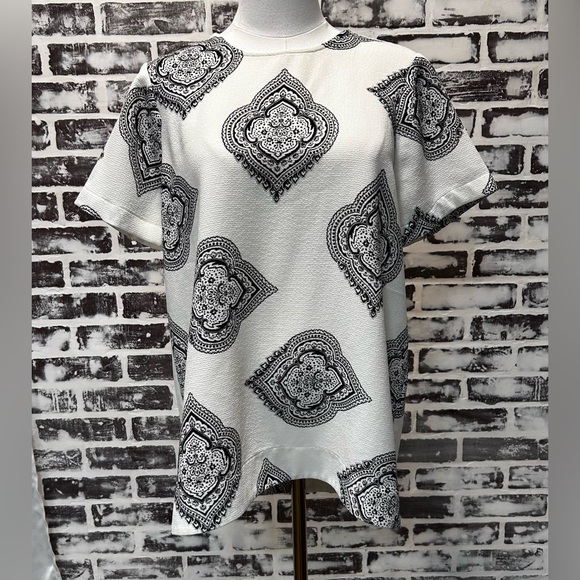 Madewell Tops - Madewell Cream Tailored Tee Hi Lo Crepe Paisley Print Short Sleeve Size M